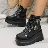 2025 Nuevas Botas de Cadena con Hebilla de Cinturón Demonia de Cuña para Mujer Estación Independiente Exportación Botas de Suela Gruesa para Mujer