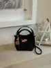 Bolso cruzado de alta gama pequeño para mujer, nuevo, retro, de nicho, tipo cubo para commuting, elegante, de un solo hombro, cruzado, moderno
