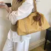 Bolsa tote moderna com tachas de grande capacidade, bolsa de ombro de nylon fashion e única, bolsa transversal estilosa para o dia a dia