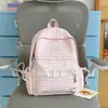 Mochila Fresca Estilo Coreano com Estampa Xadrez e Bolinhas com Acabamento em Renda, Pequena Mochila Escolar para Meninas, Adequada para Alunos do Ensino Fundamental II e Médio, Bolsa para Mulheres que se Deslocam