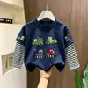 Camiseta infantil de manga comprida, novo estilo 2026, camiseta para meninos, algodão puro, estilosa, pode ser usada como camada externa, blusa falsa de duas peças