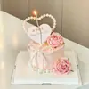 Decoração de Bolo Dia dos Namorados Qixi 2026 Ornamento de Laço de Pérola Topper de Coração com Rosa em Relevo Confissão de Casal