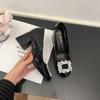 Sapatos Femininos Internos com Aumento de Altura Fivela Quadrada de Strass Couro Envernizado Salto Grosso Flats Novo Estilo Primavera 2025 Salto Alto Sofisticado que Não Cansa
