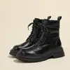 Botas de motociclista com salto grosso estilo britânico com cadarço, solado grosso texturizado vintage, botas curtas para mulheres, botas lisas de cor única para primavera e outono