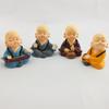 Traje Douqi monje kung fu sosteniendo jarra de vino puño borracho sonriendo y orgulloso combinación artesanías de resina adornos para coche