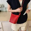 Bolso tejido de verano súper elegante para mujer, nuevo estilo coreano 2026, bolso cruzado de alta gama vintage de nicho para teléfono