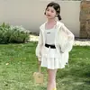 Jaqueta com Capuz Proteção Solar para Meninas 2026 Novo Estilo de Verão para Crianças Maiores, Bordado Floral Doce e Detalhe com Strass, Leve e Respirável
