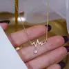 Corrente de clavícula batimento cardíaco de luxo leve de nicho 2024 novo estilo ins corrente de pescoço de aço titânio feminina requintada micro cravejada