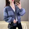 2026 Novo Cardigan de Tricô Listrado Retrô com Decote V Color Block Moda Casual Clássica Feminina Suéter Casaco Emagrecedor