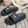 Sandalias de playa de talla grande, con suela gruesa y cadena metálica, nuevo estilo verano 2026, para uso en exteriores, chanclas estampadas transfronterizas, venta al por mayor para mujeres