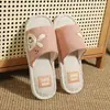 2024 Novas pantufas femininas de linho com desenho casal respiráveis fábrica casa interior piso de madeira pantufas masculinas atacado