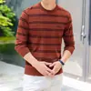 Nova coleção de outono: Suéter de tricô Puyuan para homens, uma peça versátil de jacquard listrado, perfeita como camada intermediária ou base para uso casual