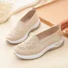 Zapatos de Tela Old Beijing Bai Zhenhe para Mujer, Zapatos de Malla Bordados Huecos Transpirables de Suela Suave, Slip-On de Suela Gruesa para Madres de Mediana Edad y Mayores