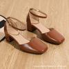 Sandalias elegantes de tacón bajo para mujer, verano nuevo, bolsa trasera, hueco cruzado, correa desnuda, punta cuadrada a la moda, zapatos de tacón alto que combinan con todo