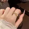 Anillo de moda coreana de venta caliente transfronterizo con perla y circonita cúbica, un diseño de anillo abierto moderno y versátil para mujer, que irradia una vibra elegante y lujosa