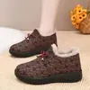 2026 Novos Sapatos de Tecido Velho de Pequim Sapatos de Algodão Femininos Inverno Com Pelúcia Espessados Quentes Antiderrapantes Sola Macia Sapatos para Mães de Meia-idade