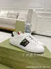 2026 Nuevas zapatillas blancas de la marca g con bordado de abeja, letras y diseño de rosa para mujer, zapatillas planas casuales para parejas, diseño de labios para hombre