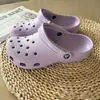 Los Zuecos Estilo Estrella Cruzada Son Sandalias, Pantuflas y Zapatos de Playa Cómodos, Ligeros y Elegantes para Exteriores de un Fabricante de Calidad en Dongguan