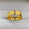 Ventas Directas de Fábrica, Productos Más Vendidos en Tiktok, Anillos Chapados en Oro de Alta Gama al por Mayor para Hombres y Mujeres, Anillos Lisos con Superficie Brillante y la Palabra'' en Acero de Titanio