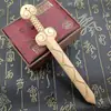 Espada de Madera de Durazno, Espada Pequeña Brillante, de unos 17 cm de Largo, Mano de Obra Fina, Colgante Tallado en Madera Maciza, Espada Portátil de Madera de Durazno
