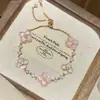 Nuevo Pulsera de Aleación con Diseño Hueco Brillante, Joyería de Trébol de Cuatro Hojas de la Suerte Deslizante para Mujer, Accesorio de Mano de Lujo Ligero de Nicho