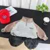 Bebé Guapo Conjunto Elegante Ropa de Niños Pequeños a la Moda Correas para Hombro de Perro Lindo Sudadera con Cuello Redondo Conjunto de Dos Piezas Moderno Venta al por Mayor