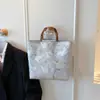 2025 Nuevo Estilo Chino Bordado Estéreo de Doble Cara Hecho a Mano Gran Capacidad Plástico Bambú Lona Bolsa de Mano para el Trabajo y el Viaje