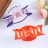 Pinza de Garra Hueca de Tres Puntas Color Sólido Brillante Pinza de Tiburón Grande de Color Contrastante Macaron Accesorio Simple Versátil para Peinar el Cabello Venta al por Mayor
