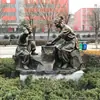 Escultura de figura de plástico reforzado con fibra de vidrio, adorno decorativo personalizado para jardín al aire libre, imitación de cobre, modelo de boceto callejero de celebridades populares