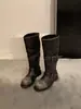 2025 Novas Botas de Montaria Retro Estilo Coreano com Fivela de Cinto Desgastada para Mulheres, Botas Largas de Solado Grosso de Nicho, Botas Martin