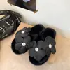 Chinelos florais de cetim da moda, novo estilo 2026, chinelos de sola macia para interior e exterior, de pelúcia e quentes, chinelos de algodão de uma tira