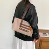 Bolso tote, bolso ligero de lujo para el commute, estilo nuevo, casual y a la moda, gran capacidad, diseño con tachuelas, bolso de un solo hombro 2026