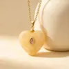 Elegante y sofisticado collar de imitación de piedra natural con colgante de corazón, cadena para la clavícula de oro de 18 quilates, diseño de nicho, collar de verano para mujer