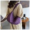 Bolso de mujer acolchado de algodón de gran capacidad para otoño e invierno, nueva moda 2024, bolso de mano portátil con un solo hombro y textura simple con hilo bordado rómbico.
