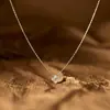 Colar com pingente de flor trevo de quatro folhas cravejado de diamantes estilo Ins para clavícula feminina, simples, super brilhante, joia versátil de nicho de luxo leve