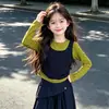 Conjunto de dos piezas de otoño estilo coreano para niñas: Camiseta de manga larga básica combinada con un chaleco y pantalones de pierna ancha, atuendo de moda para niños mayores
