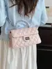 Bolso pequeño cuadrado Yuezileng con cadena estilo Chanel para mujer, nuevo modelo 2026, alto valor estético, versátil bolso de hombro y cruzado