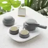 Acessórios para quarto de hóspedes padrão 5.0 do Hotel All-Season: chaleira elétrica, copo para enxaguante bucal, caneca, telefone, caixa de lenços de papel, bandeja