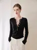 Suave y elegante, este suéter de lana finamente tejido presenta un cuello con ribete de encaje, un escote en V y un corte ajustado, lo que lo hace perfecto como capa base