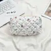 5424 Estuche Acolchado con Relieve de Dibujos Animados Bolsa de Cosméticos de Mano para Mujer Almacenamiento de Gran Capacidad Estudiante Cremallera Papelería Estuche para Lápices