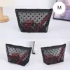 Nova bolsa de higiene pessoal em rede em formato de coração, nécessaire e organizador de maquiagem para mulheres, com design simples e grande capacidade para guardar produtos de skincare e maquiagem