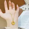 En Stock Al Por Mayor Chapado en Oro de 18 Quilates de Gama Alta Anillo Redondo Cepillado Colgante Cadena para Suéter Simple y Versátil 055