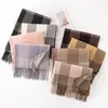Bufanda Gruesa de Invierno 2025 Estilo Nuevo Cuadros Versátil para Mujer Borlas Moda Bufanda Cálida para el Cuello Cómoda Bufanda de Cachemir Sintético