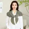 Bufanda Triangular de Rayas Nueva para Primavera, Otoño e Invierno Chal Estilo Coreano Atmósfera Ropa de Abrigo Gruesa Cálida para Mujer con un Aspecto Perezoso en Capas