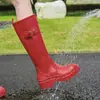 Botas de Chuva Vermelhas Transfronteiriças para Mulheres, Botas de Chuva Modernas e Estilosas, Sapatos Aquáticos para Exterior, Botas Aquáticas de Cano Alto, Antiderrapantes, Impermeáveis, Sapatos de Borracha com Solado Grosso