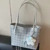 Bolsa de Ombro Versátil Nova Moda 2025 Transfronteiriça com Toque de Luxo, Design de Nicho, Bolsa Tote Casual e Simples de Grande Capacidade