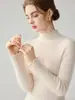 Camada base de alta qualidade com gola semi-alta e acabamento em renda delicada, oferecendo um visual macio, quente e elegante para outono e inverno.