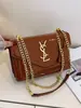 Bolsa Pequena de Couro Patente Estilo Francês de Luxo Leve para Mulheres, Novo Modelo 2026, Bolsa de Ombro com Corrente Texturizada Versátil, Bolsa Quadrada Pequena de Ombro, Bolsa Transversal