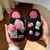 Pantufas de Algodão Fofas com Alça Única do Gato KT para Mulheres, Outono/Inverno, Pantufas Quentes de Pelo com Veludo Extra, Pantufas de Algodão Antiderrapantes para Casa, Estilo Menina