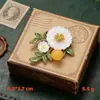 Broche Flor de Ameixa, Broche de Alto Padrão Estilo Novo, Broche Anti-Exposição, Clipe de Lenço Transfronteiriço Pérola de Nicho para Blazers Femininos